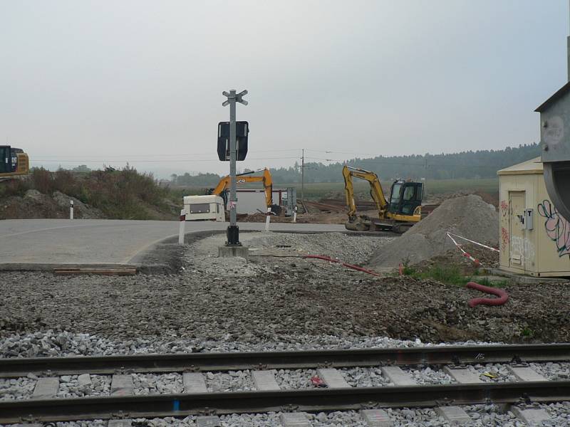 Zavřeno. Z Českých Budějovic (Lidická třída) na Včelnou od 28. září do 7. října 2021 neprojedete. Průjezd uzavřela stavba Jižní tangenty s úpravou železniční tratě.