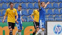 Josef Šural se raduje z jednoho ze svých dvou gólů, budějovický Pavel Eliáš smutní: Liberec - Dynamo 5:1.