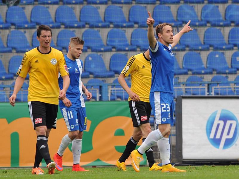 Josef Šural se raduje z jednoho ze svých dvou gólů, budějovický Pavel Eliáš smutní: Liberec - Dynamo 5:1.