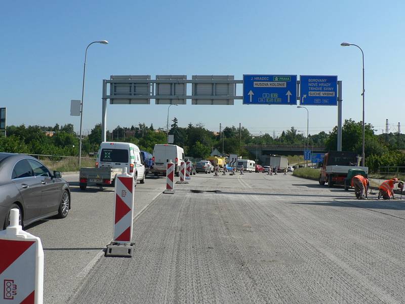 Uzavírka poloviny mostu na křižovatce ulic Generála Píky a Nádražní ve čtvrtek končí.