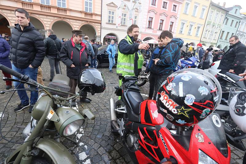 Sraz motorkářů na budějovickém náměstí Přemysla Otakara II. na Štědrý den.