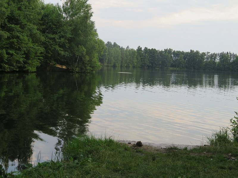 V Jihočeském kraji je řada neoficiálních lokalit, které si oblíbili naturisté. Pokud nechcete potkat naháče, raději se jim vyhněte.