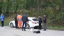V bílém mercedesu na odstavném parkovišti u silnice E55 nedaleko Ševětína našli zraněného muže. Případ vyšetřují policisté.