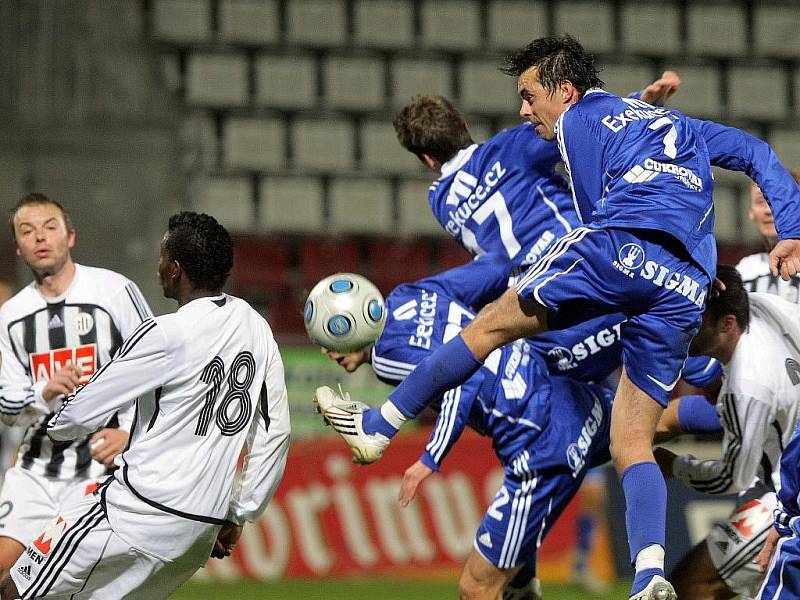 Na podzim fotbalisté Dynama na Hané prohráli 2:0 (hlavičkuje olomoucký Michal Ordoš, vlevo jsou Michael Žižka a Fernando Hudson), jak dopadne nedělní odveta v Č. Budějovicích?