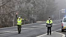 Policejní kontroly na hranicích jihočeských okresů posílili v úterý 2. března vojáci.