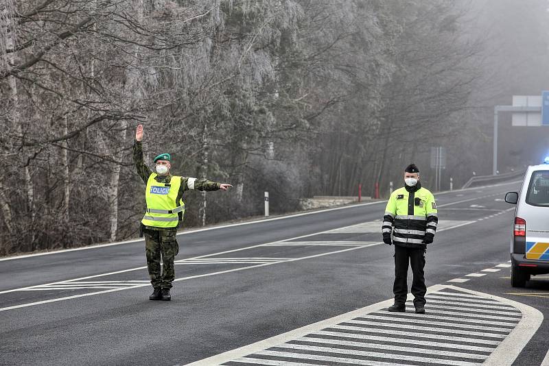 Policejní kontroly na hranicích jihočeských okresů posílili v úterý 2. března vojáci.