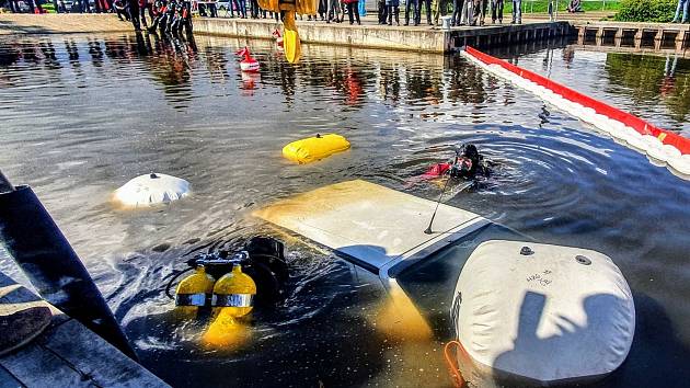 Na cvičení pořádaném Povodím Vltavy na jezu České Vrbné spolupracovala i potápěčská skupina jihočeských hasičů. Jejich úkolem bylo vytáhnout potopené auto.