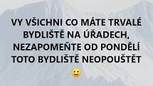 Od 1. března platí nová zpřísněná covidová opatření, se kterými souvisí i nemožnost cestovat mezi okresy. A národ se opět baví novými vtipy.