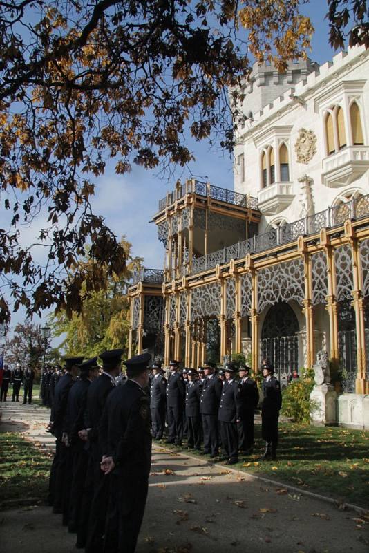 Při slavnostním aktu na Státním zámku Hluboká nad Vltavou krajský ředitel hasičů Lubomír Bureš dále uděloval medaile Za věrnost a třiadvacet nových příslušníků sboru složilo služební slib.