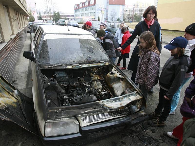 Roste zájem o byty na sídlišti Máj. To je podle vlády jedním z ghett, hlavně kvůli ulici V. Volfa. Na snímku vyhořelý favorit poblíž základní školy.