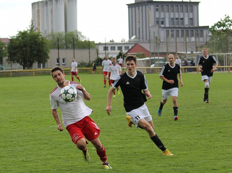 Fotbalisté Lokomotivy České Budějovice remizovali v městském derby se Slavií ČB 0:0. Oba týmy tak pokračují ve šňůře zápasů, v nichž na jaře bodovaly.