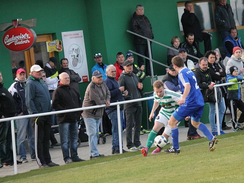 Fotbalisté Malše Roudné (v pruhovaném) se lídra divize nezalekli, doma vyhráli nad Hořovickem 2:0. 