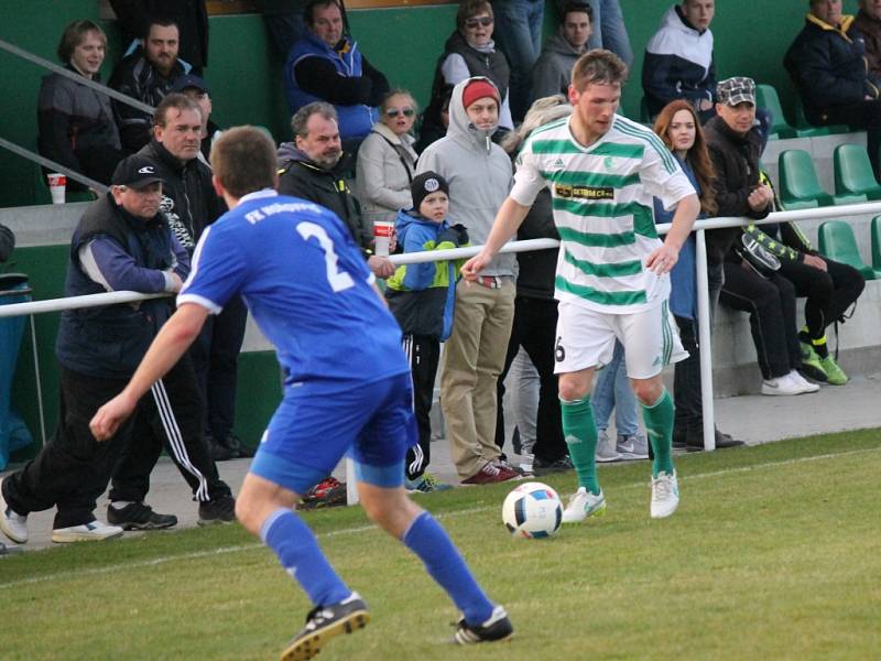 Fotbalisté Malše Roudné (v pruhovaném) se lídra divize nezalekli, doma vyhráli nad Hořovickem 2:0. 