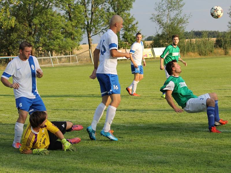 V bílém hrající Dolní Bukovsko doma se Suchdolem (2:2) zachraňovalo bod gólem Jiřího Kliky v 89. minutě, kdy hrálo bez dvou vyloučených. 