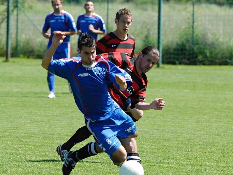 Bavorovický Melichar padá po středu s táborským Kukačem: fotbalisté FK Tábor sice v Bavorovicích vyhráli 3:1, blíž k postupu do divize ale stále má Roudné. 