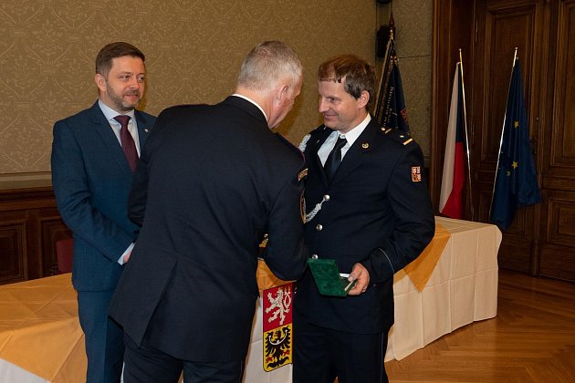 Generální ředitel HZS ČR generálporučík Vladimír Vlček ocenil i jihočeské hasiče. Patří mezi ně i Pavel Farka.