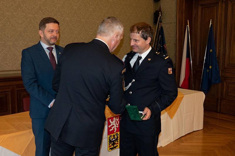 Generální ředitel HZS ČR generálporučík Vladimír Vlček ocenil i jihočeské hasiče. Patří mezi ně i Pavel Farka.