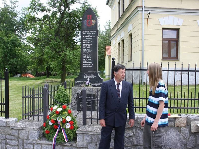 Oslavy 750 let Habří. Nabídly staré snímky, muziku či soutěž hasičů.