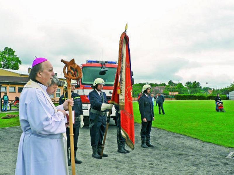 Čestná jednotka ledenických dobrovolných hasičů, světící českobudějovický biskup Pavel Posád, rekonstruovaný prapor z roku 1902 a zbrusu nová hasičská cisterna, to byli hlavní aktéři slavnostních okamžiků v Ledenicích při Memoriálu Františka Janáčka. 