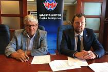 Hokejisté Motoru jdou do sezony s novým generálním partnerem, který se stala Madeta. Smlouvu podepsali generální ředitel Madety Milan Teplý (vlevo) a prezident Motoru Roman Turek.