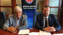 Hokejisté Motoru jdou do sezony s novým generálním partnerem, který se stala Madeta. Smlouvu podepsali generální ředitel Madety Milan Teplý (vlevo) a prezident Motoru Roman Turek.