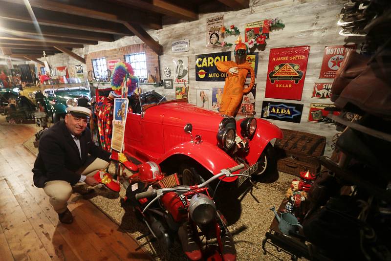 Milovník starých automobilů, motocyklů a všeho historického Emil Roděj, který založil Automuzeum Jílovice.