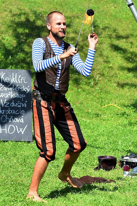 Kejklíři a žongleři bavili v Týně nad Vltavou.