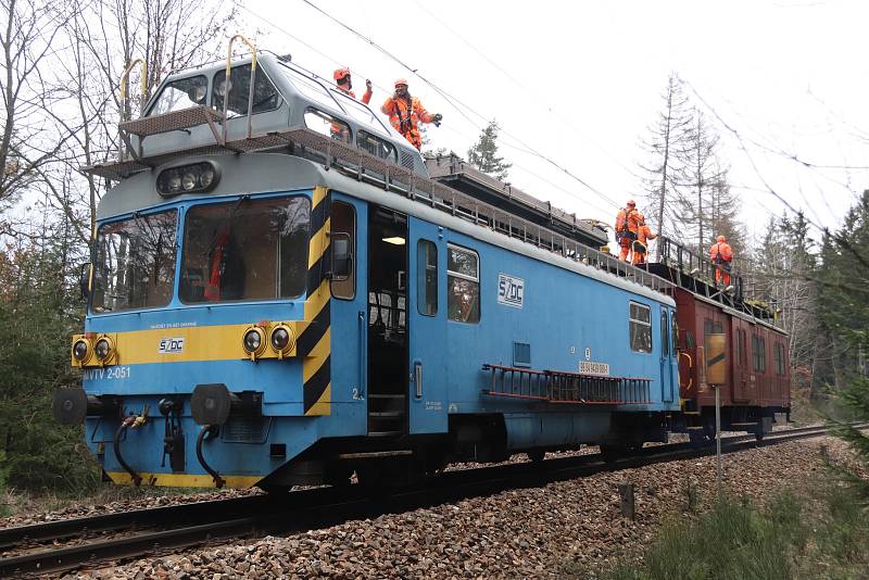 Oprava elektrifikované železniční tratě u Hluboké nad Vltavou, kde se kvůli pádům stromů zastavily vlaky.