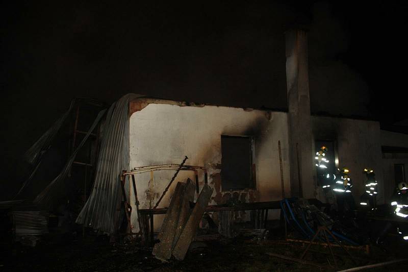 Požár skladu v Jílovicích způsobil škodu za téměř milion korun.