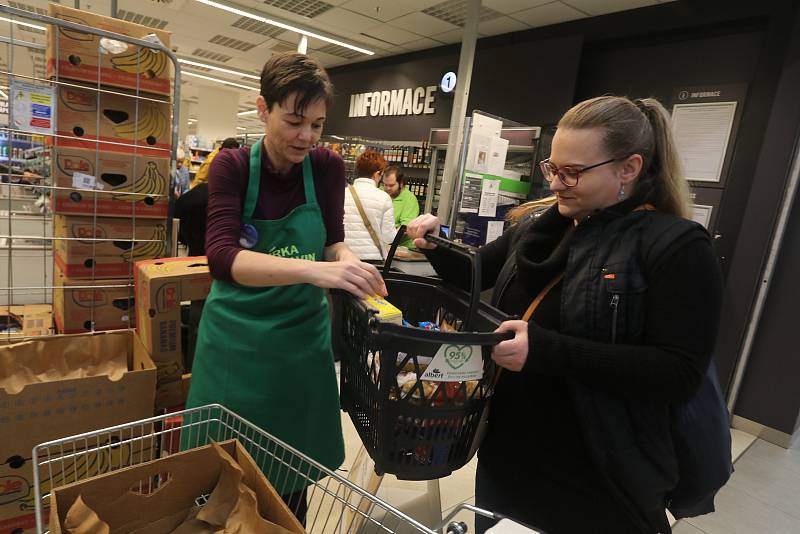 Sbírka potravin pro Charitu v IGY, na snímcích Věra Jakobínová a její syn Filip Šimon přebírají zboží od dárců.