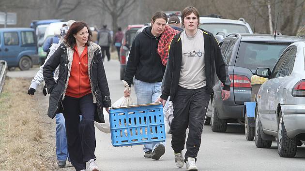 Chovatelé slepic každý rok vyrážejí kvůli nákupu nosnic například do Dynína.