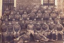 Vojáci, kteří bojovali v první světové válce. Mezi nimi pravděpodobně také Jan Ťupa z Doubravky.