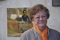 Jiřina Malá na letišti v Plané u pamětní desky, slavnostně odhalené 11. listopadu 2015.