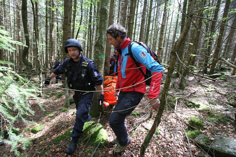 Na Stožci cvičili policisté, hasiči, záchranáři a stržáci Šumavy spolupráci při záchraně neukázněných cyklistů