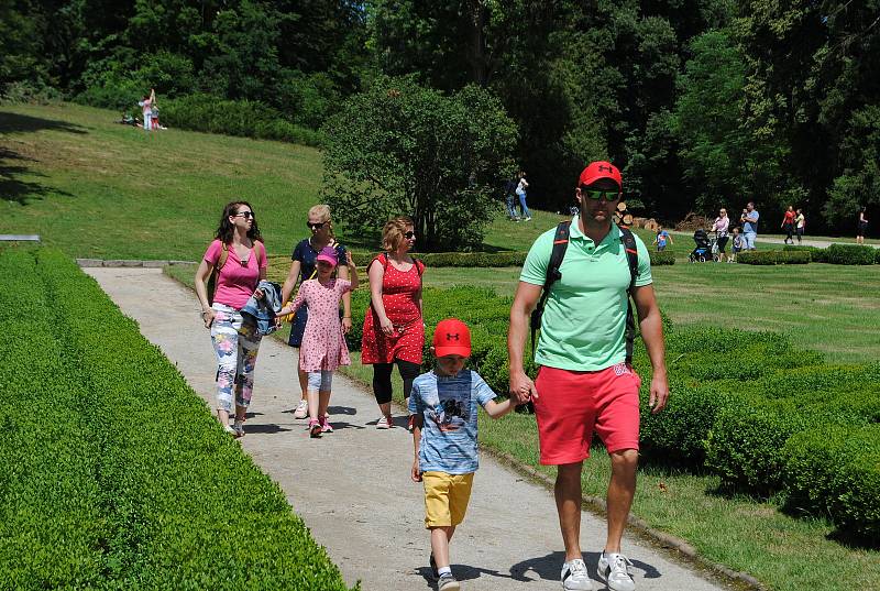 Zámek Hluboká obklopují okrasné zahrady a anglický park, v bývalé zámecké jízdárně je Alšova Jihočeská galerie.