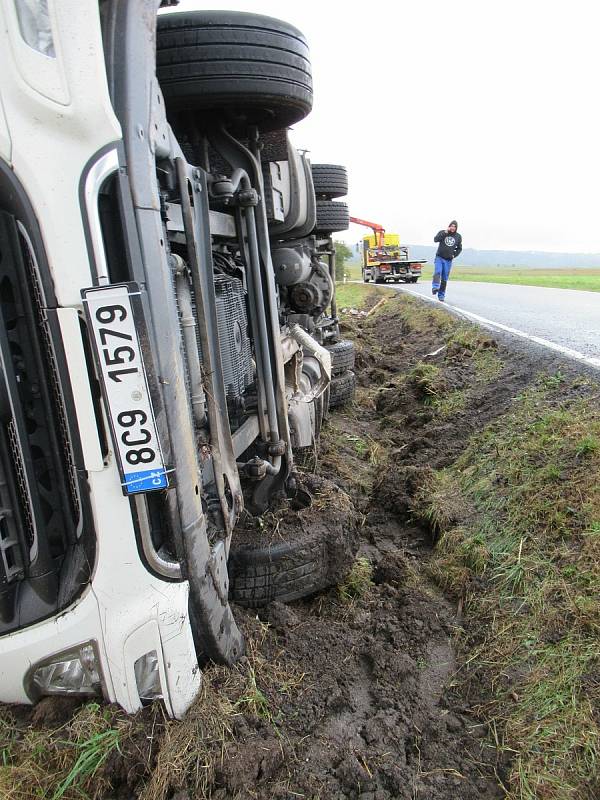 Mezi Krašovicemi a Čížovou na Písecku se v pondělí 28. září v ranních hodinách převrátil kamion se syrovým masem, odtahová služba zde do večera čekala na překládku a vyproštění.