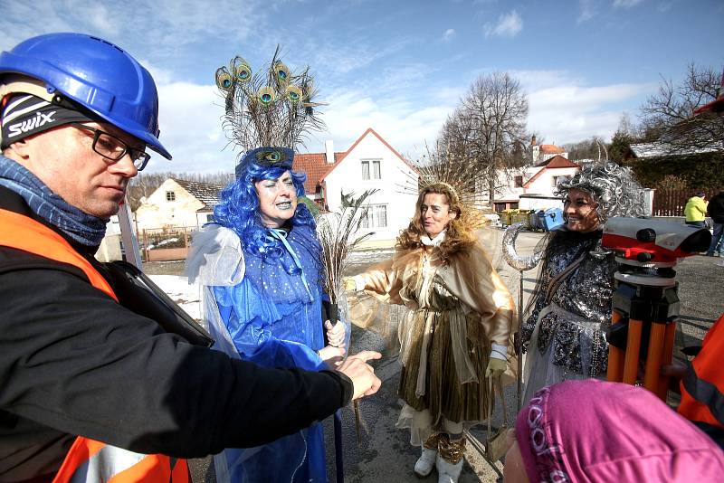 Tradiční doudlebský masopust dozdobili letos i Slunečník, Měsíčník a Větrník.