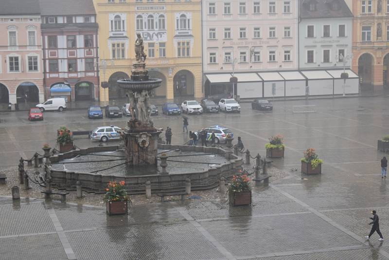 Dým zahalil v pátek navečer kašnu na náměstí Přemysla Otakara II. v Českých Budějovicích. Mohlo jít o zklamané fotbalové fanoušky, kteří nepřenesli přes srdce, že byl kvůli koronaviru zrušen zápas Dynama.