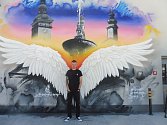 Andělská křídla namaloval Erko na parkovišti u garáží nákupního centra IGY 2.