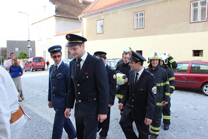 Dobrovolní hasiči nechali v kostele při nedělní mši posvětit nový hasičský prapor.