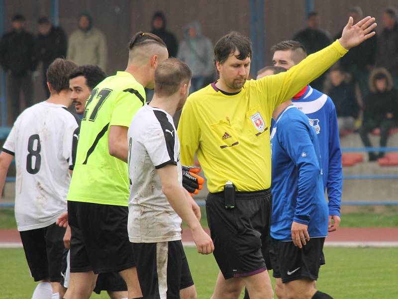 SK Čtyři Dvory (v bílém) porazil v I.A fotbalisty Ledenic 5:1.