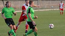 Slavoj Temelín (v červenobílém) se rozloučil s podzimní sezonou vítězstvím, doma porazil Neplachov 3:0.  