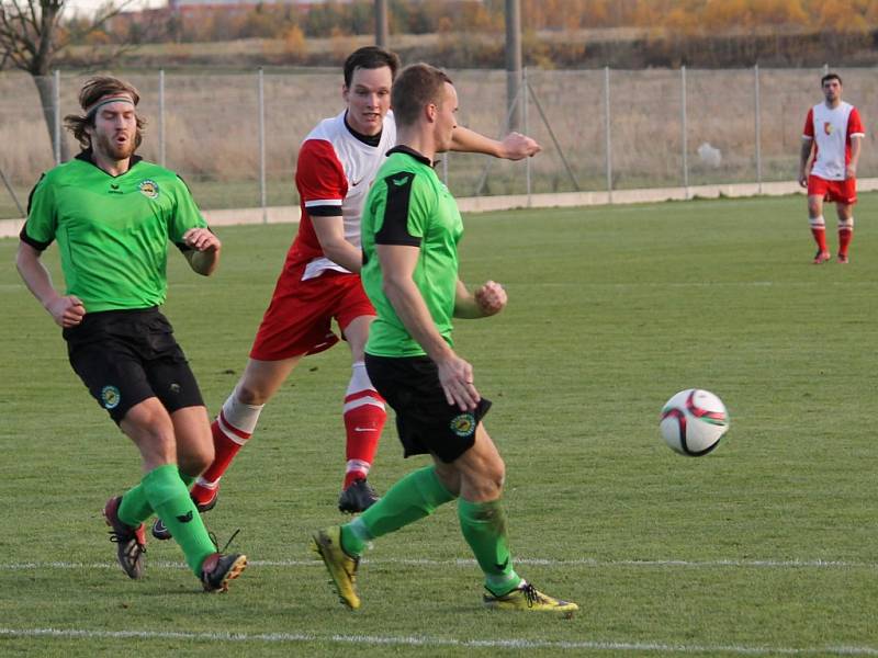 Slavoj Temelín (v červenobílém) se rozloučil s podzimní sezonou vítězstvím, doma porazil Neplachov 3:0.  