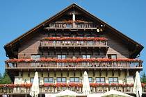 Hotel Alpská vyhlídka na pomezí hranic se těší na své německé sousedy, zatím jim v příchodu brání zákazová značka.