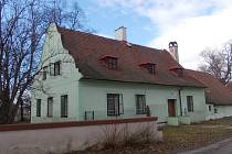 Rodný dům českého průmyslníka, loďmistra a stavitele Vojtěcha Lanny, stojí vedle bývalé loděnice.