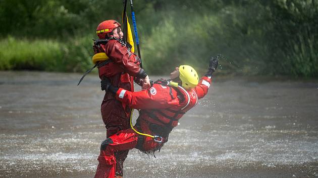 Letečtí záchranáři cvičili záchranu z vodní hladiny.