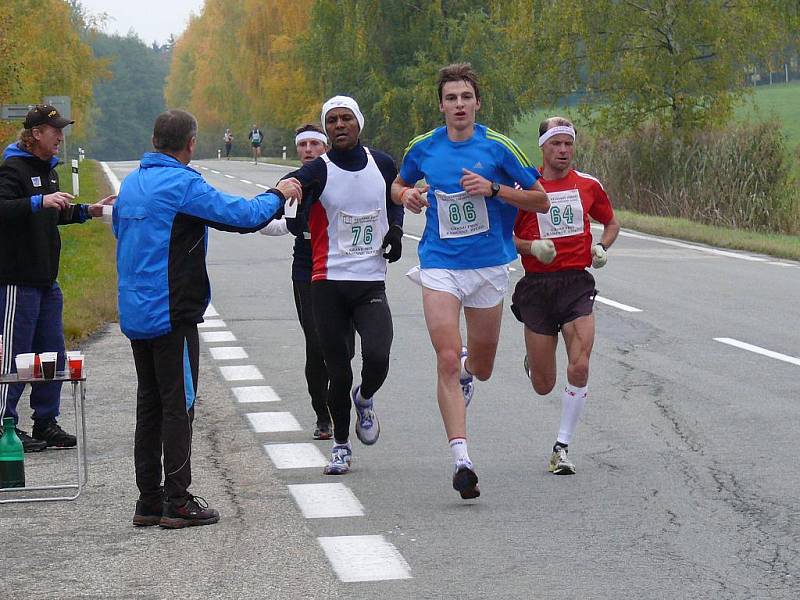 Velešínský půlmaraton 2011 s rekordní účastí, skupinka v čele