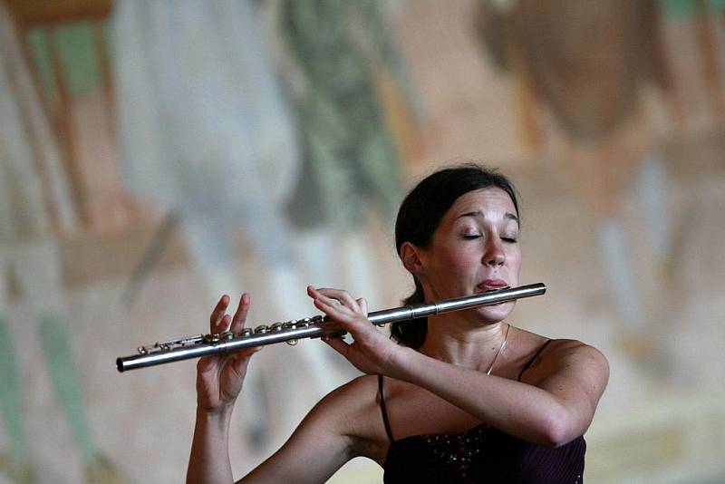 Úterní koncert vítězů Concertina Praga ve Vokově sále na zámku v Bechyni. Na snímku absolutní vítězka soutěže Veronika Blachuta z Rakouska, která na příčnou flétnu hrála Fantasii od Gabriela Faurého.