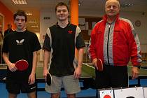 Pavel Kortus ml., Michal Houška a Mirodlav Řežáb (zleva), tři nejlepší hráči ve dvouhře mužů při okresních přeborech mužů na Orlu.  