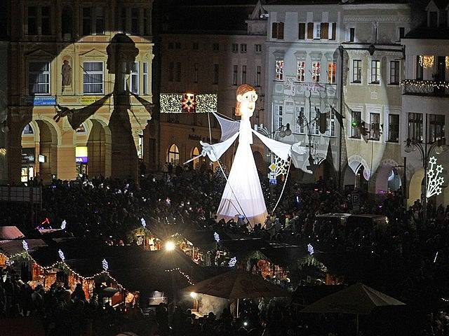 Přílet anděla na českobudějovické náměstí.